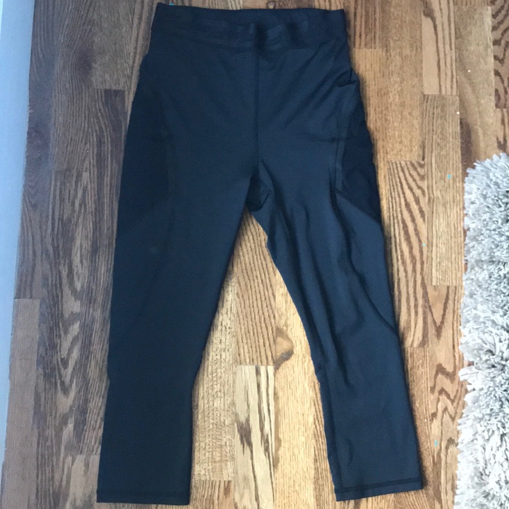 🔥Black Capri Fabletics Leggings 🔥